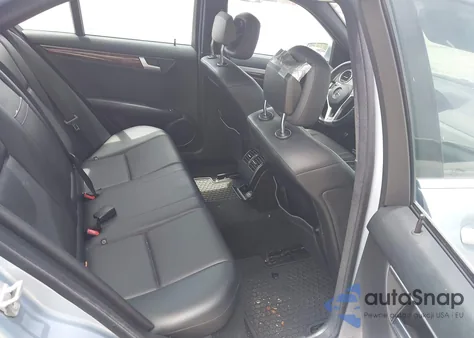 2013 Mercedes-Benz C 300 Luxury 4Matic/Sport 4Matic z USA, uszkodzony, nr VIN WDDGF8AB5DR259425